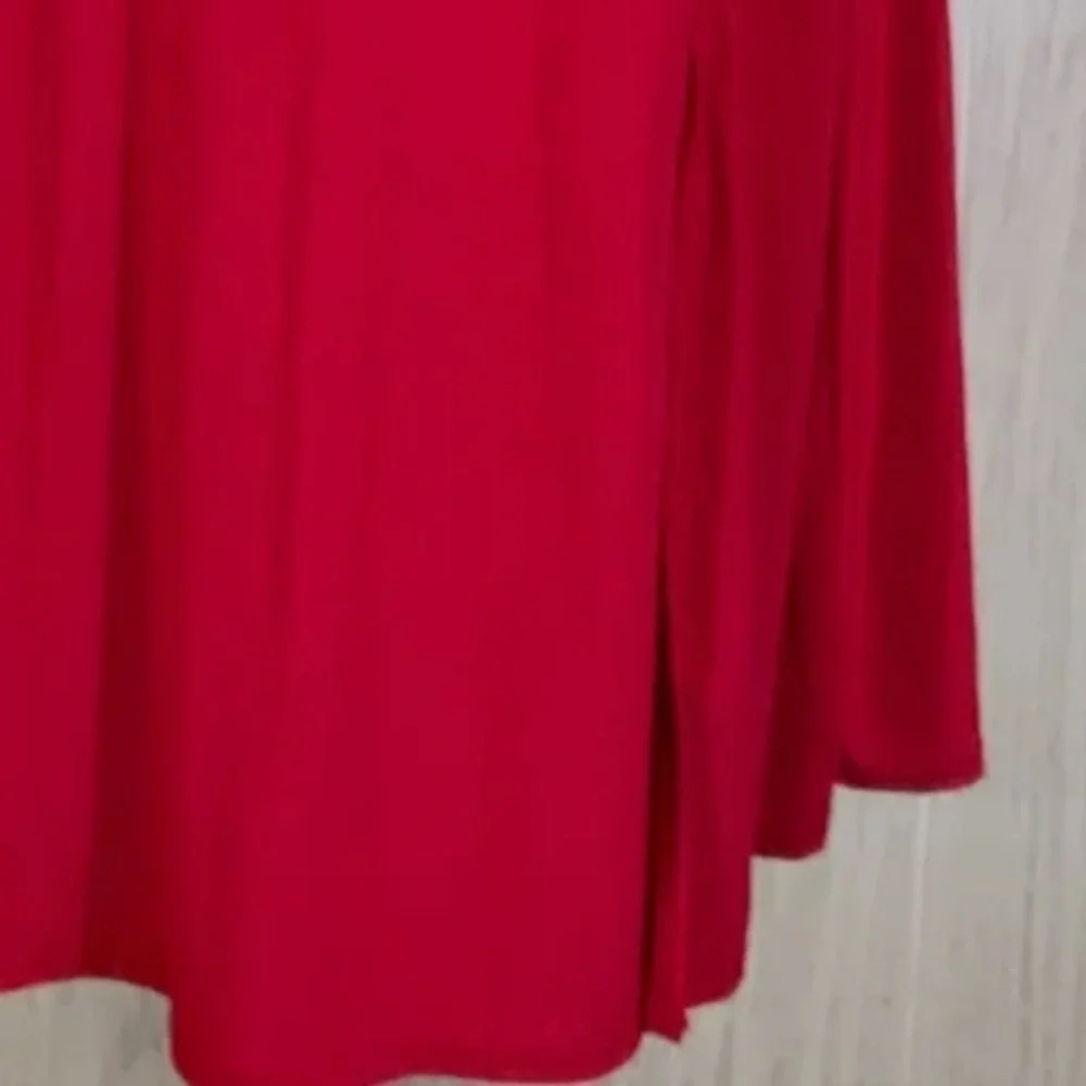 Caution to the Wind and red stretch cap sleeve dress - Picture 3 of 12